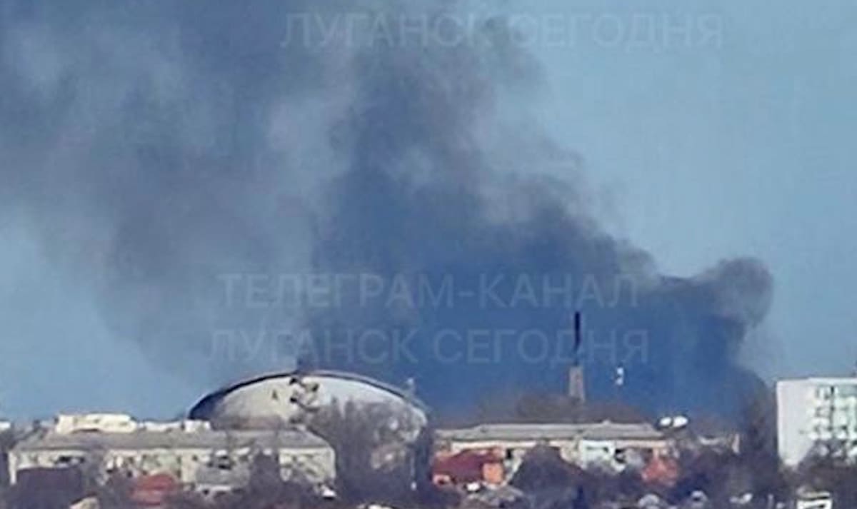 Жителі Луганська повідомляють про стовп чорного диму за містом. Що відбувається