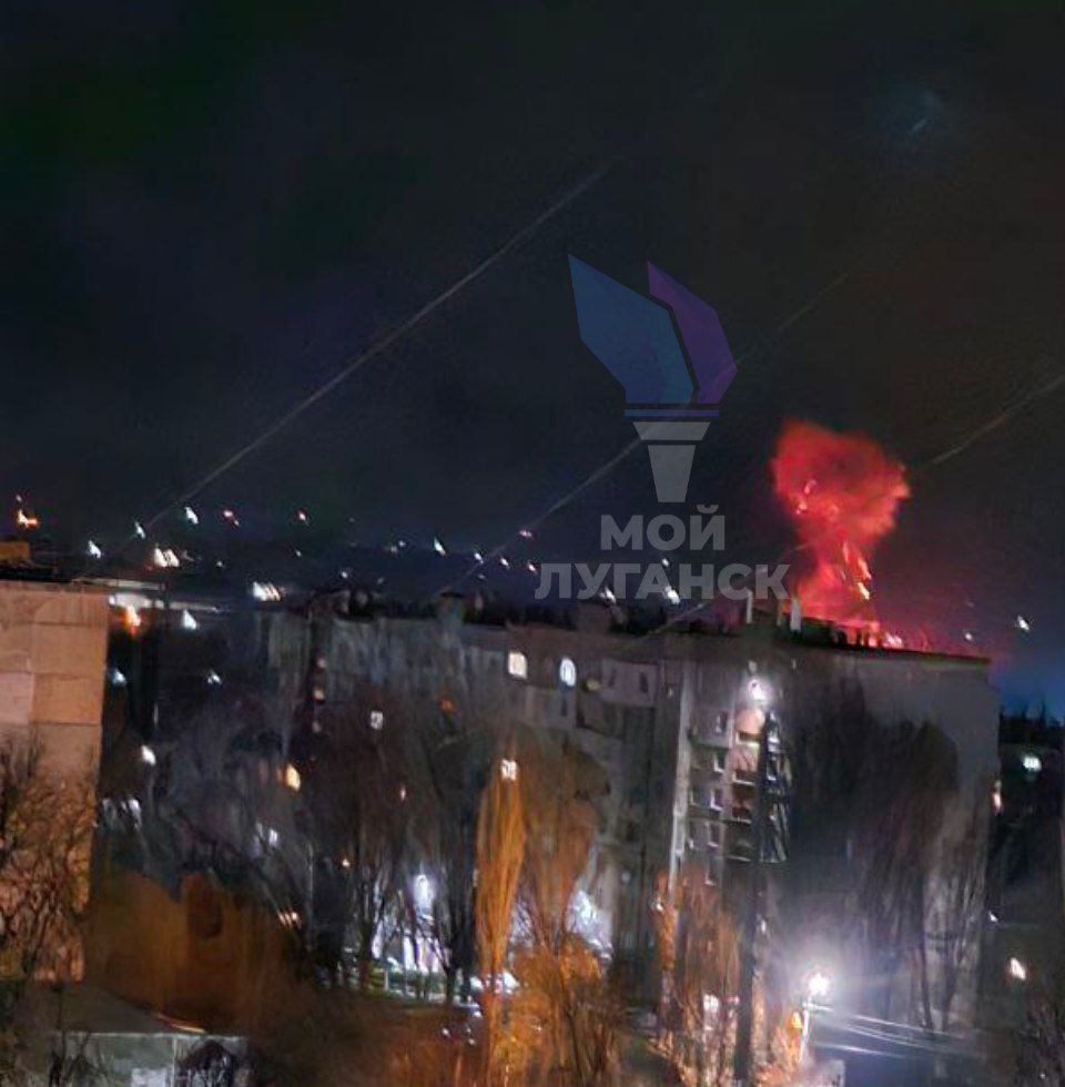 У Луганську чули вибухи. Опубліковані перші фото пожежі (Оновлено)