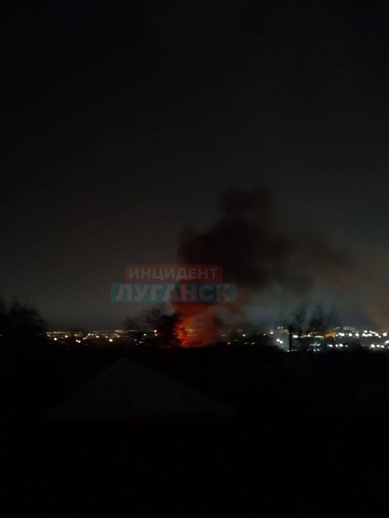 У Луганську чули вибухи. Опубліковані перші фото пожежі (Оновлено)