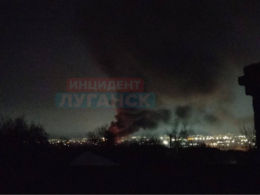 У Луганську чули вибухи. Опубліковані перші фото пожежі (Оновлено)