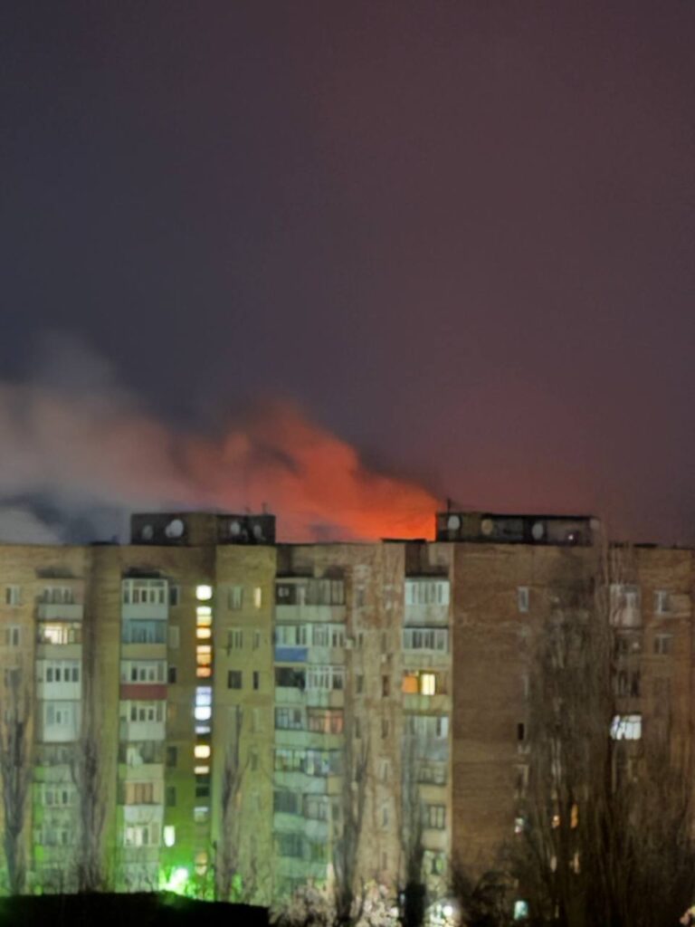 У Луганську чули вибухи. Опубліковані перші фото пожежі (Оновлено)