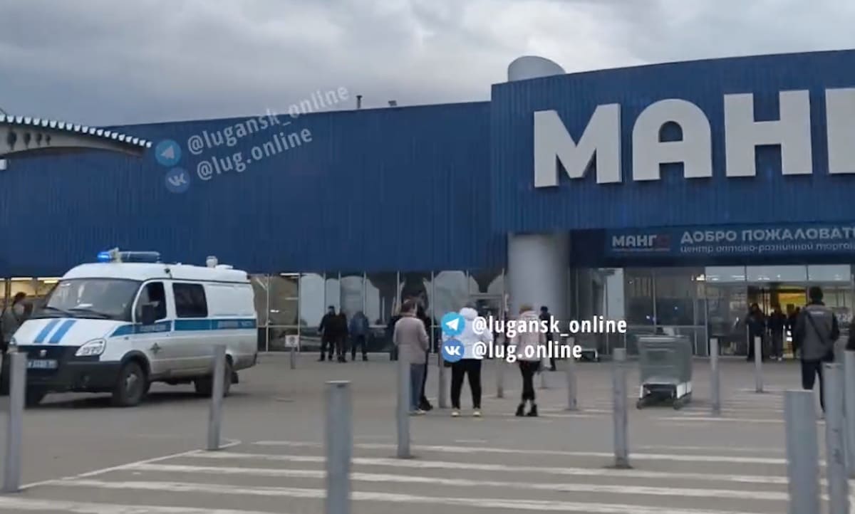 У Луганську евакуювали ТЦ &#8220;Манго&#8221;. У мережі пишуть, що його нібито замінували