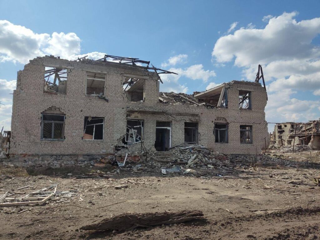 Руїни замість житла: як виглядає Мар’їнка після того, як місто захопили росіяни. Фоторепортаж
