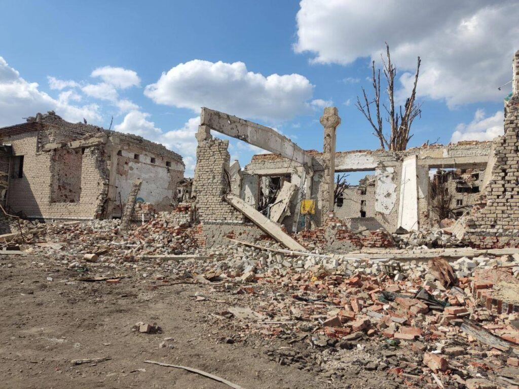 Руїни замість житла: як виглядає Мар’їнка після того, як місто захопили росіяни. Фоторепортаж