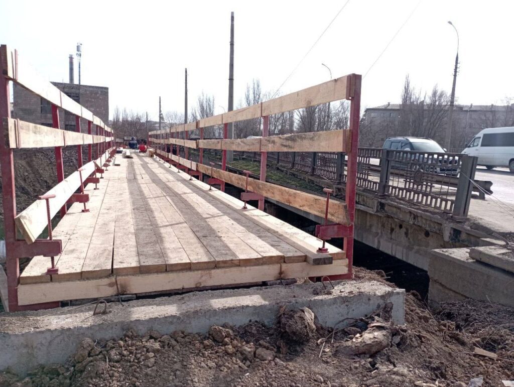 У Луганську показали ремонт мосту, який обвалився минулого року