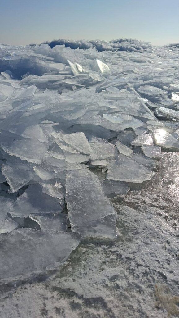 Маріупольці показали, як виглядає замерзле Азовське море