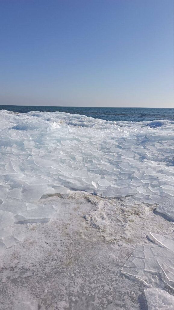 Маріупольці показали, як виглядає замерзле Азовське море