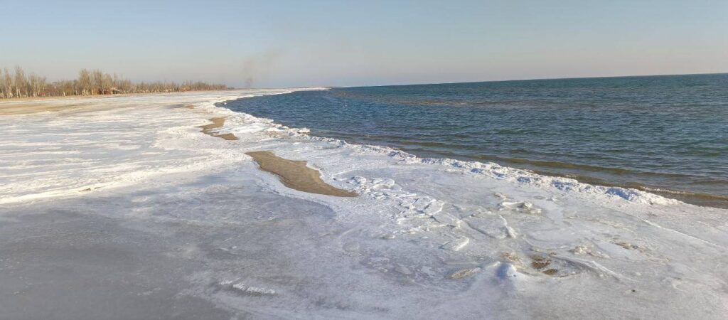 Маріупольці показали, як виглядає замерзле Азовське море
