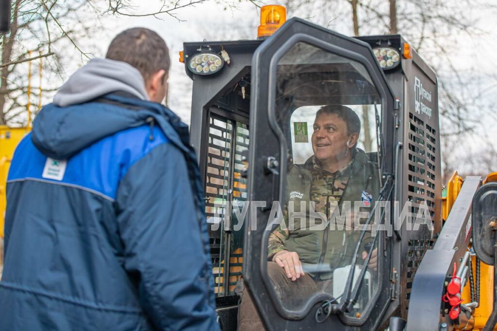 Пасічник помахав бензопилкою на суботнику в Луганську