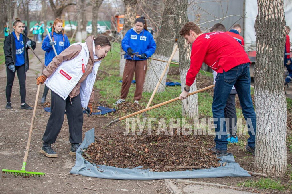 Пасічник помахав бензопилкою на суботнику в Луганську