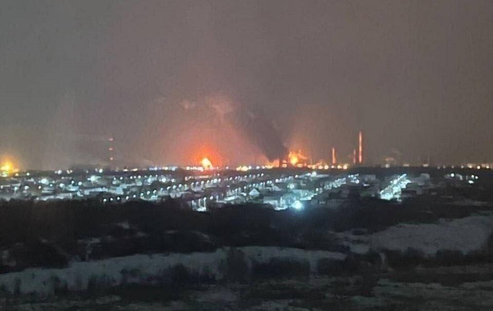 Опубліковані відео атаки дронів по НПЗ у Сизрані Самарської області. Його атакували вдруге