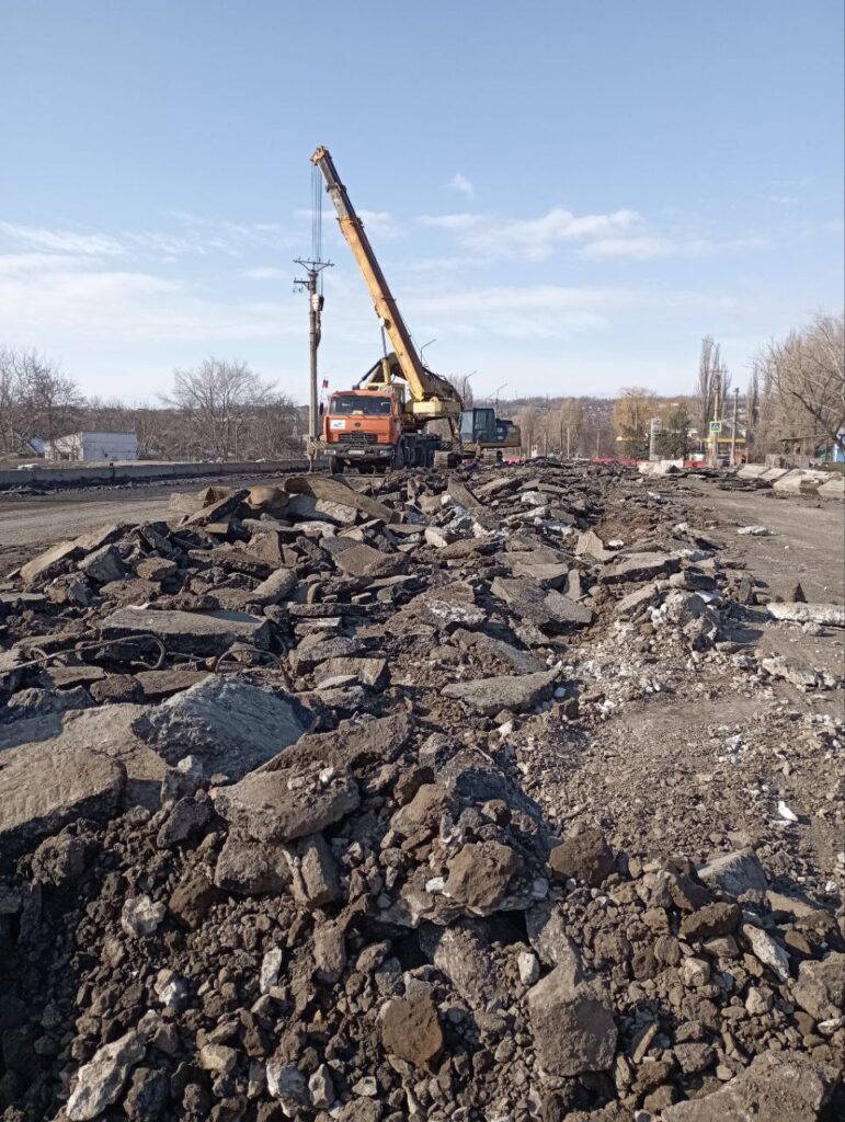 Окупанти показали фото, як відбувається демонтаж мосту біля парку 1 травня у Луганську