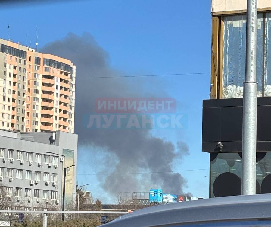Жителі Луганська повідомляють про стовп чорного диму за містом. Що відбувається