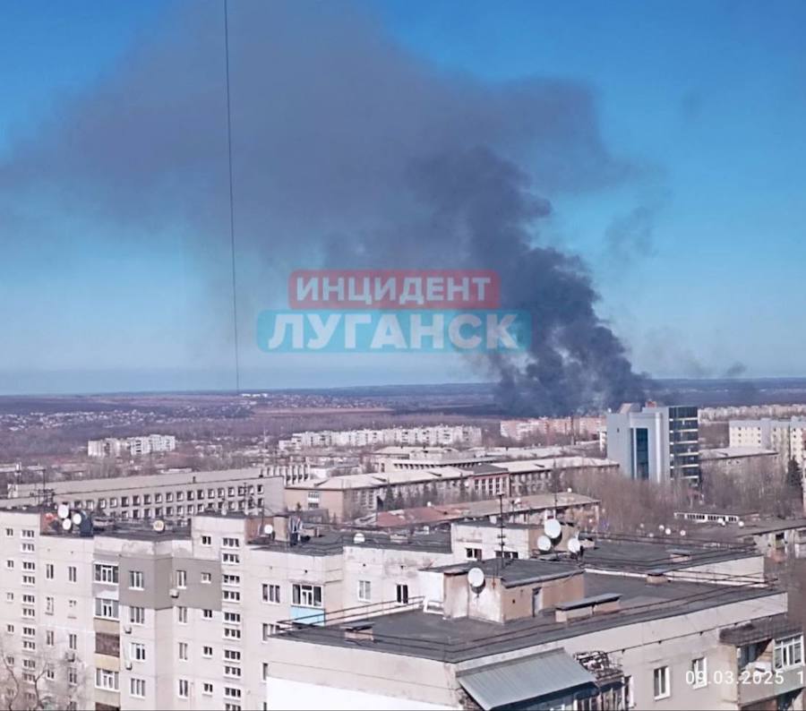 Жителі Луганська повідомляють про стовп чорного диму за містом. Що відбувається