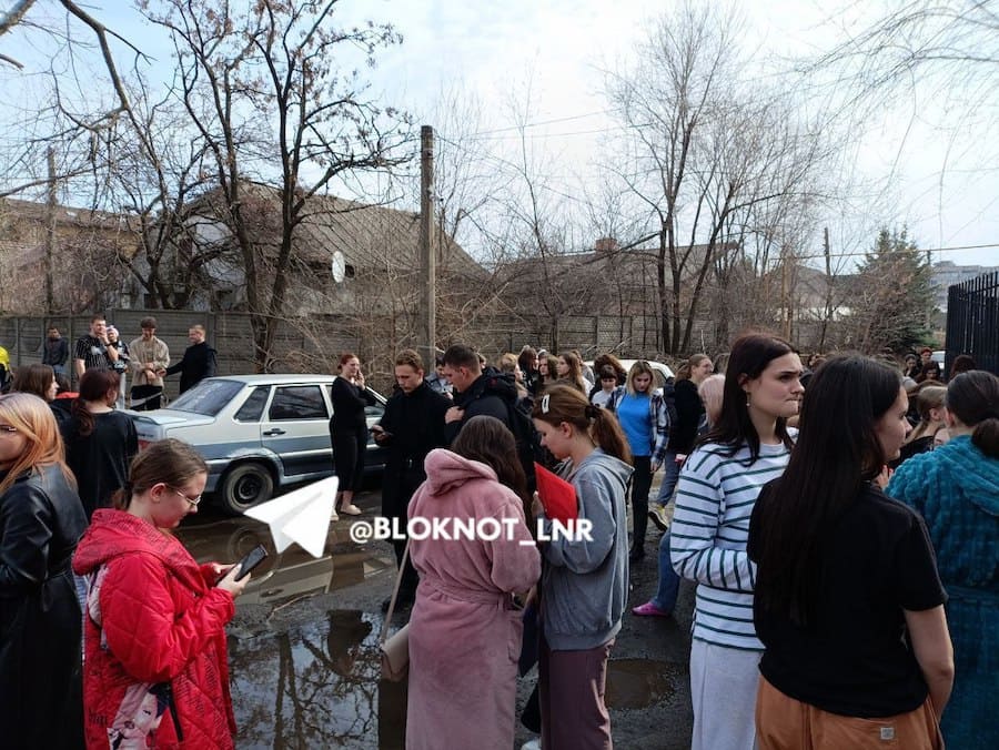 У Луганську евакуювали студентів і персонал “педуніверситету”. Його нібито замінували