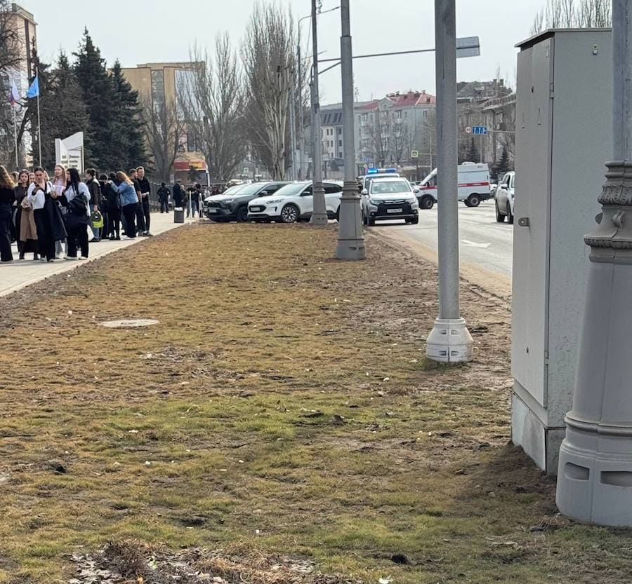 У Луганську евакуювали студентів і персонал “педуніверситету”. Його нібито замінували