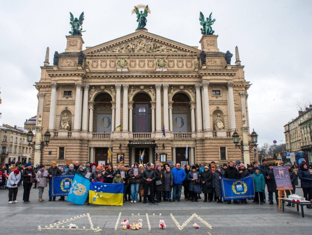 Українські театри вшанували загиблих через удар РФ по драмтеатру Маріуполя. Опубліковані фото