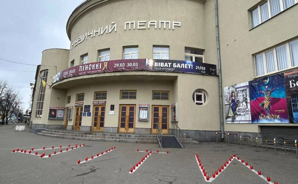 Українські театри вшанували загиблих через удар РФ по драмтеатру Маріуполя. Опубліковані фото