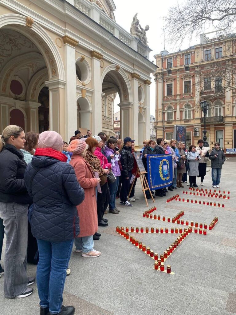 Українські театри вшанували загиблих через удар РФ по драмтеатру Маріуполя. Опубліковані фото
