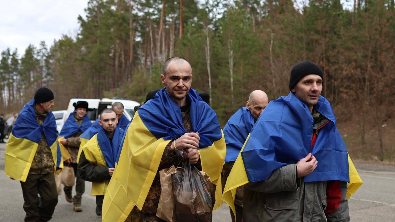Зеленський розповів подробиці обміну військовополоненими. Зворушливі фото обміну