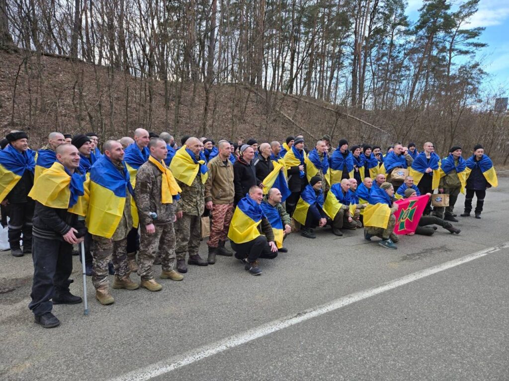 Зеленський розповів подробиці обміну військовополоненими. Зворушливі фото обміну
