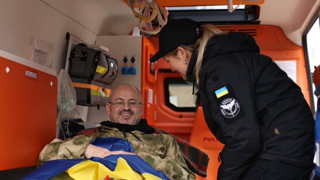 Зеленський розповів подробиці обміну військовополоненими. Зворушливі фото обміну