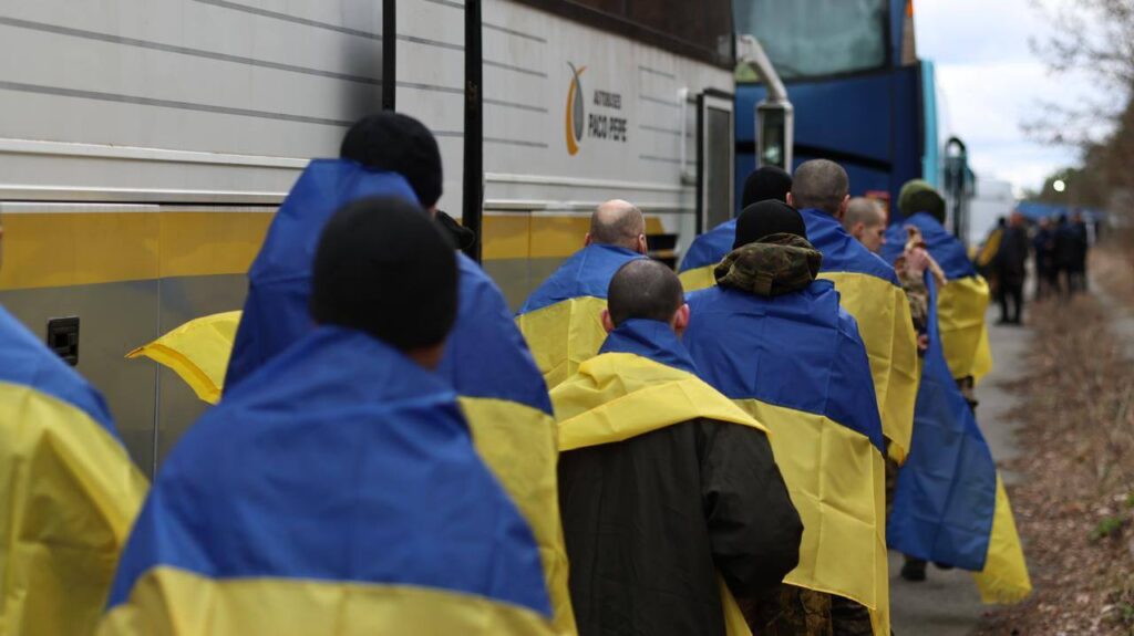 Зеленський розповів подробиці обміну військовополоненими. Зворушливі фото обміну