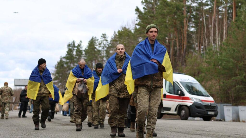 Зеленський розповів подробиці обміну військовополоненими. Зворушливі фото обміну