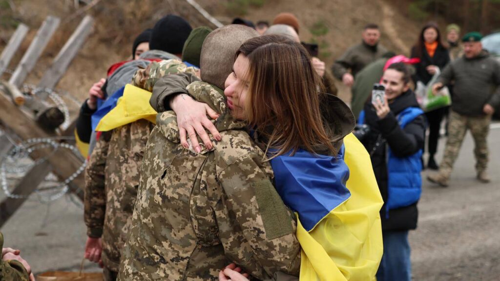 Зеленський розповів подробиці обміну військовополоненими. Зворушливі фото обміну