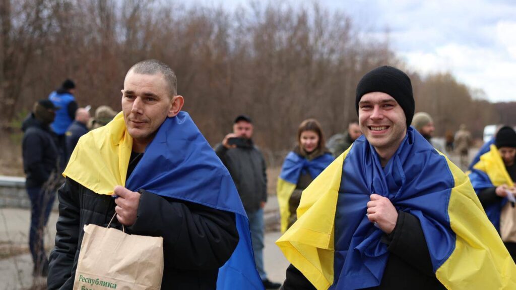 Зеленський розповів подробиці обміну військовополоненими. Зворушливі фото обміну