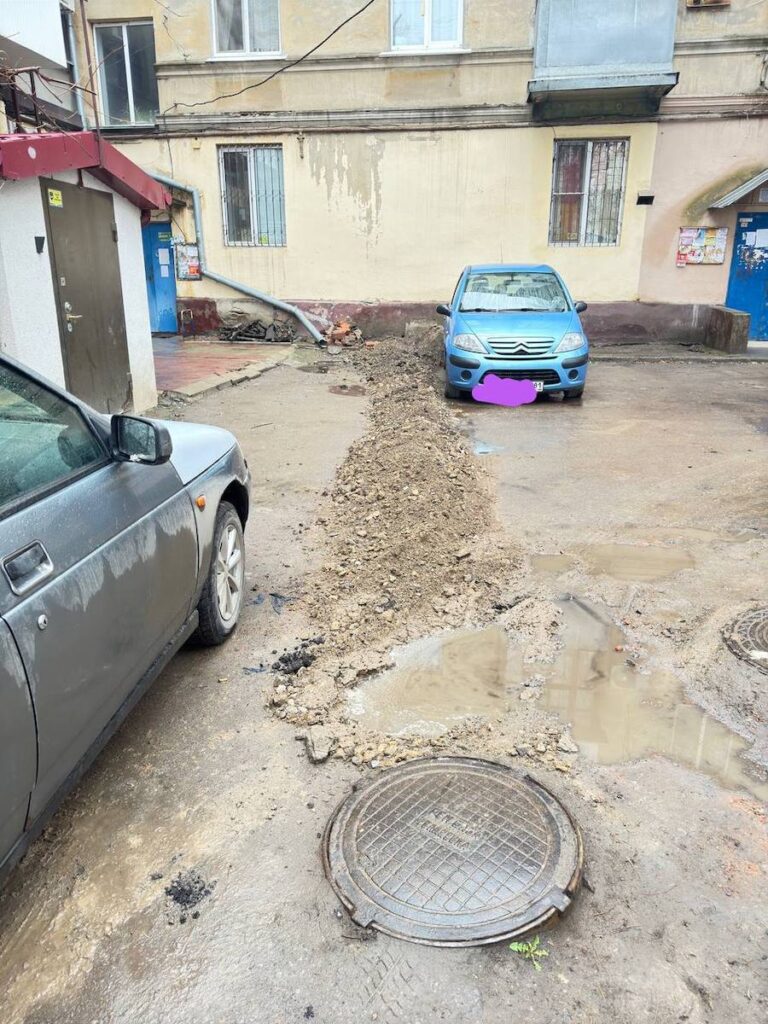 Дерева висять на дротах, а на асфальті купи бруду. Жителі Луганська показали стан двору на одній із центральних вулиць міста