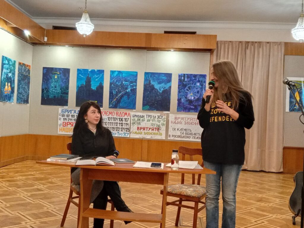 “Коробочка дуже важливих спогадів і речей”: у Києві презентували поетичну збірку “Лірика маріупольських бомбосховищ”