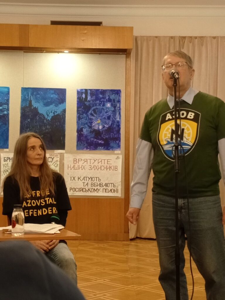 “Коробочка дуже важливих спогадів і речей”: у Києві презентували поетичну збірку “Лірика маріупольських бомбосховищ”