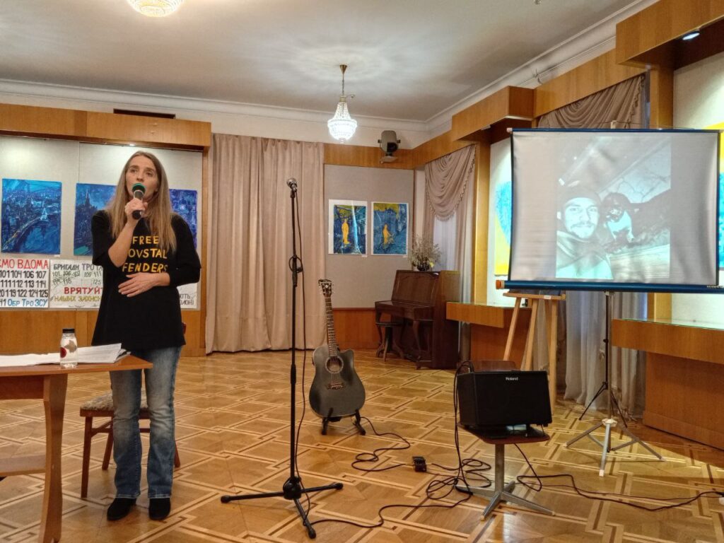 “Коробочка дуже важливих спогадів і речей”: у Києві презентували поетичну збірку “Лірика маріупольських бомбосховищ”