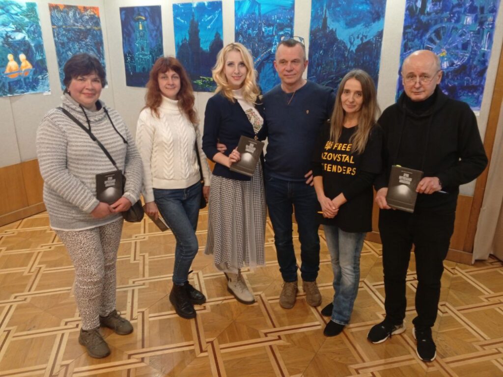 “Коробочка дуже важливих спогадів і речей”: у Києві презентували поетичну збірку “Лірика маріупольських бомбосховищ”