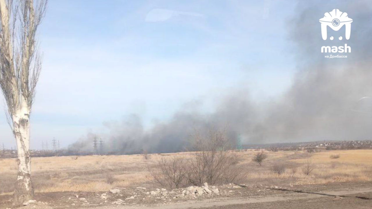 Поблизу Маріуполя другу добу триває масштабна пожежа, яку досі не вдається загасити — з’явилися фото