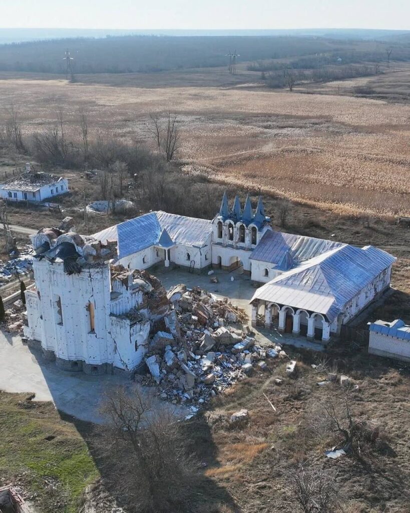 Військовий показав, руїни скиту у селі Долина на Донеччині, який зруйнували росіяни