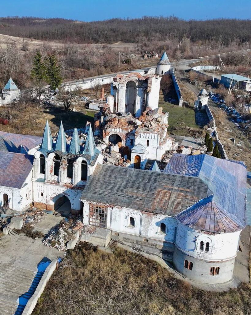 Військовий показав, руїни скиту у селі Долина на Донеччині, який зруйнували росіяни
