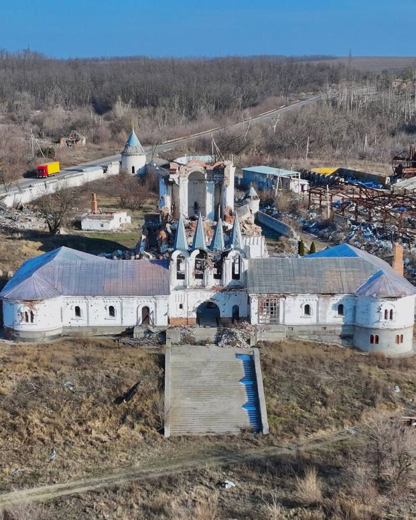 Військовий показав, руїни скиту у селі Долина на Донеччині, який зруйнували росіяни