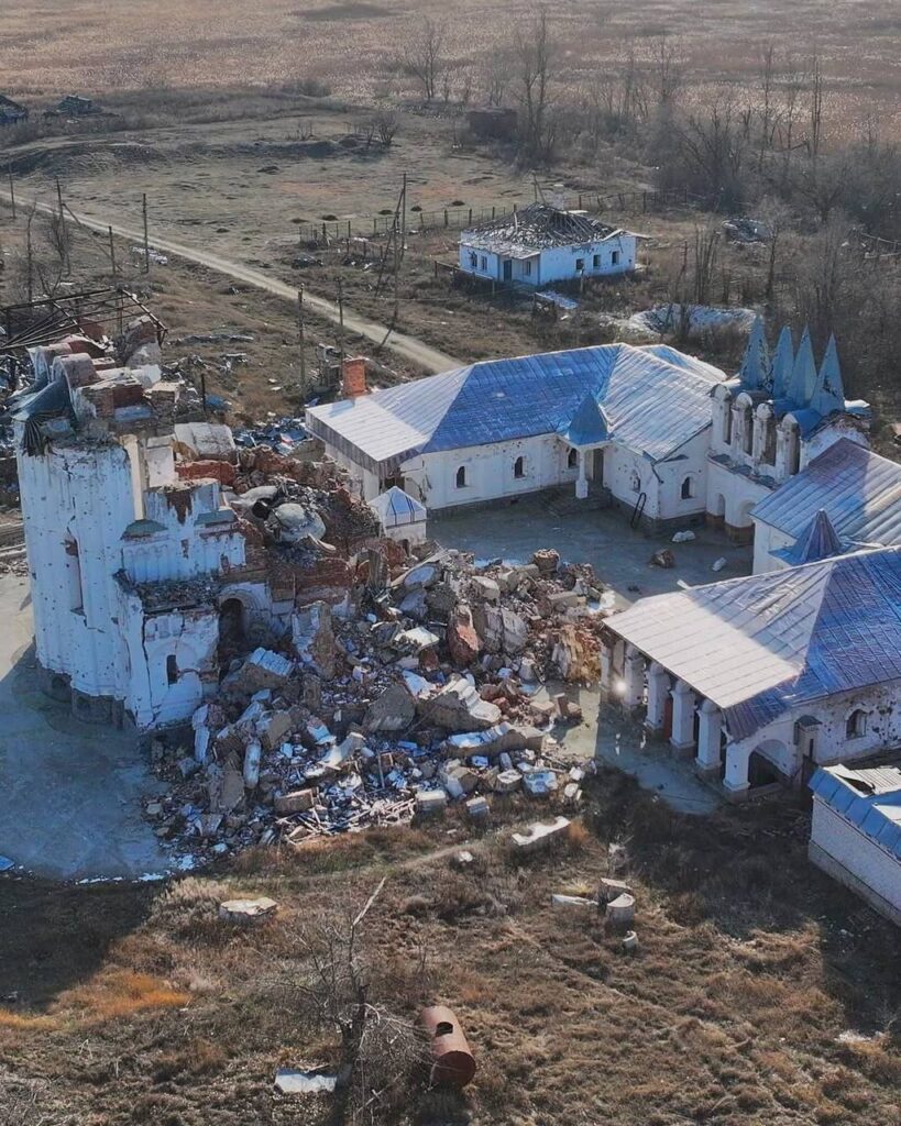 Військовий показав, руїни скиту у селі Долина на Донеччині, який зруйнували росіяни
