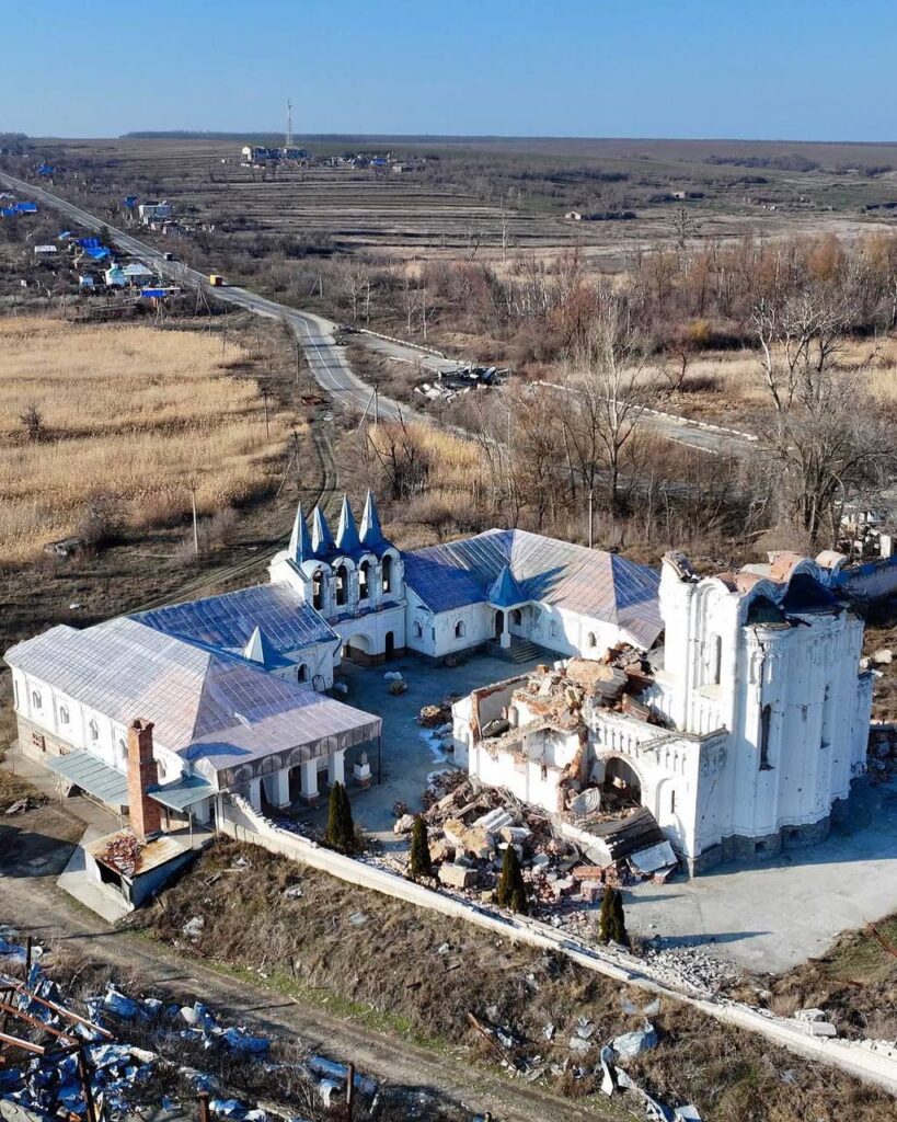 Військовий показав, руїни скиту у селі Долина на Донеччині, який зруйнували росіяни