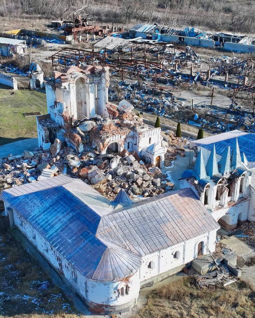 Військовий показав, руїни скиту у селі Долина на Донеччині, який зруйнували росіяни