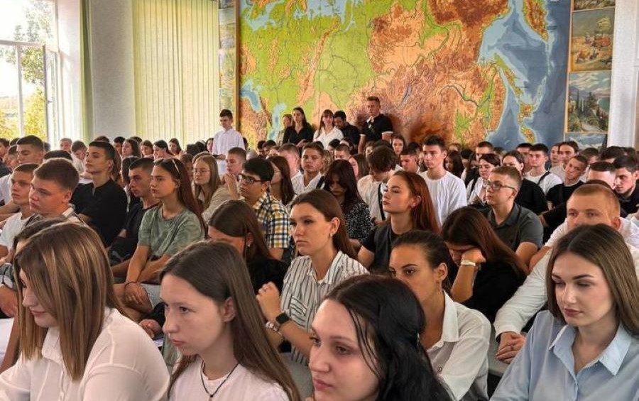 На окупованій Запорізькій області студентів змушують створювати стенди з “історіями російської доблесті”