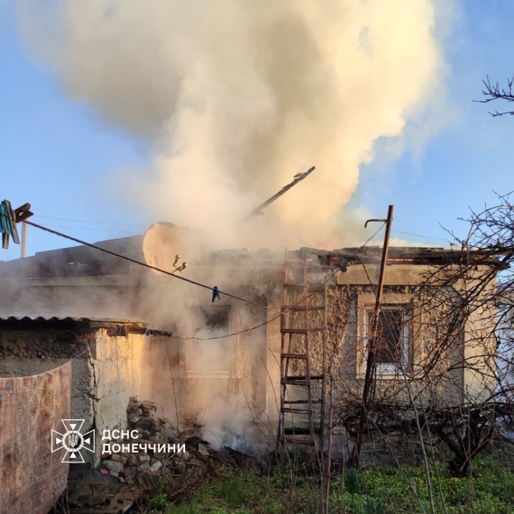 Внаслідок обстрілу Родинського на Донеччині сталась пожежа у будинку: є загиблий
