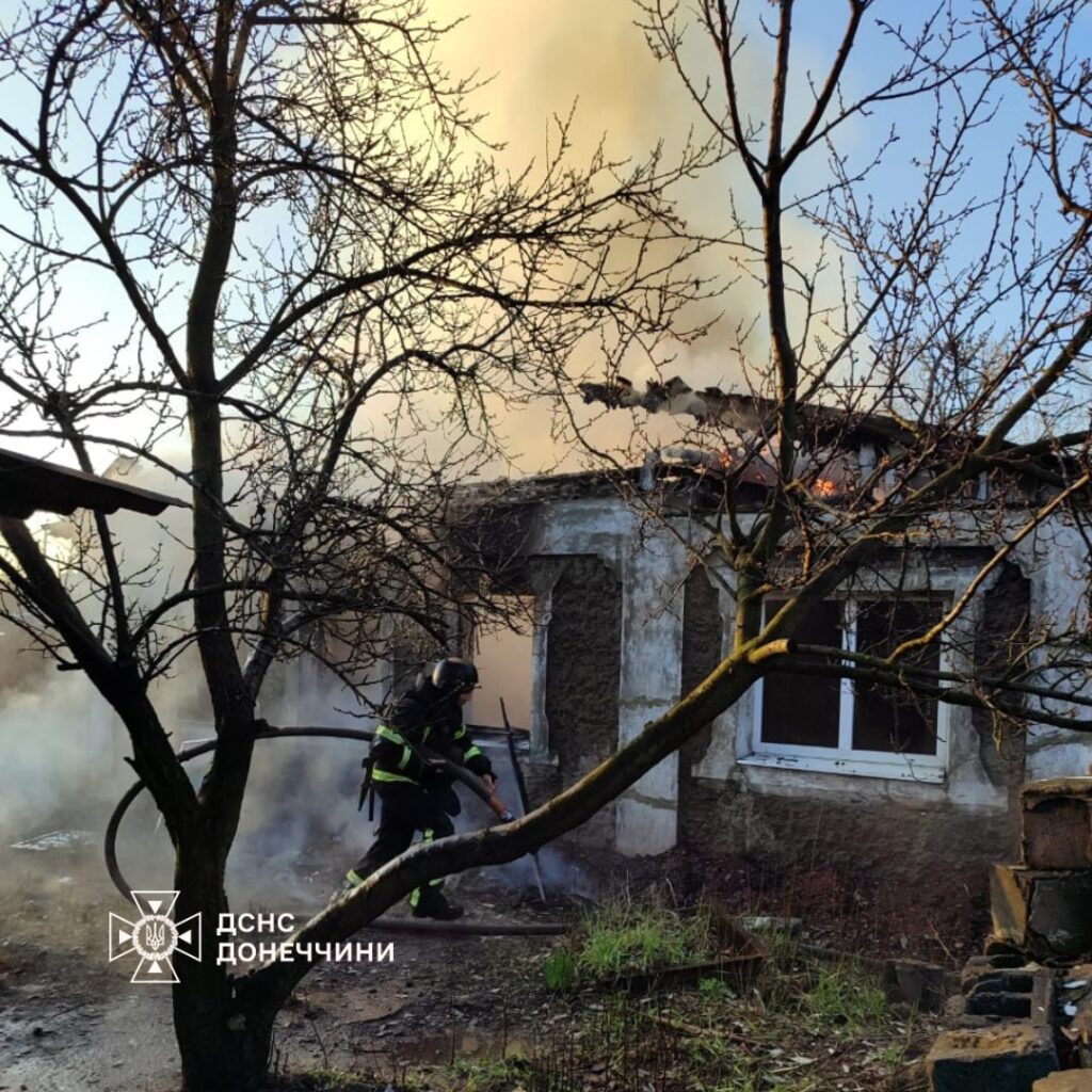Внаслідок обстрілу Родинського на Донеччині сталась пожежа у будинку: є загиблий