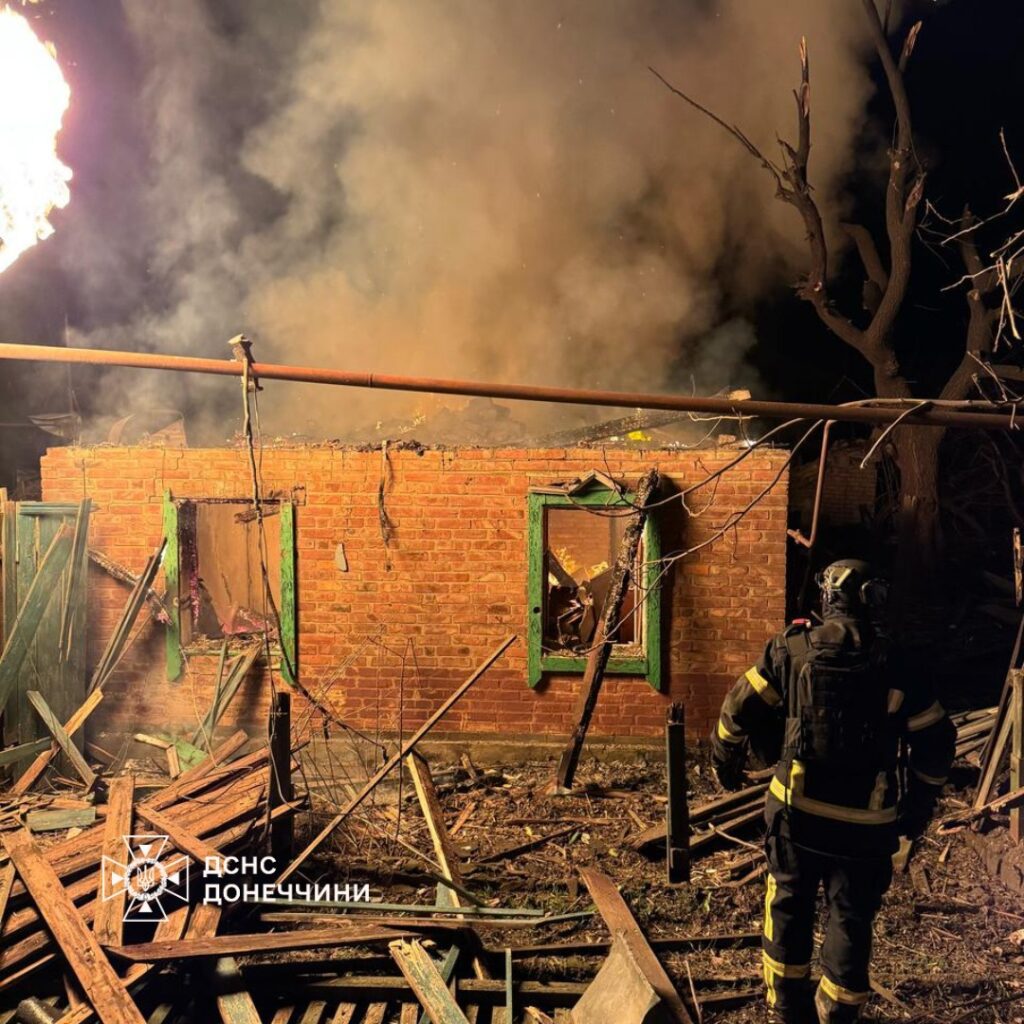 Внаслідок обстрілу Родинського на Донеччині сталась пожежа у будинку: є загиблий