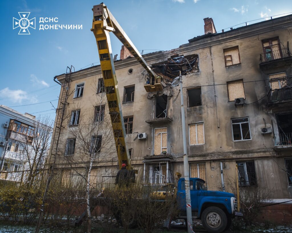 У Краматорську рятувальники демонтували аварійні конструкції будинку, у який раніше влучив дрон росіян