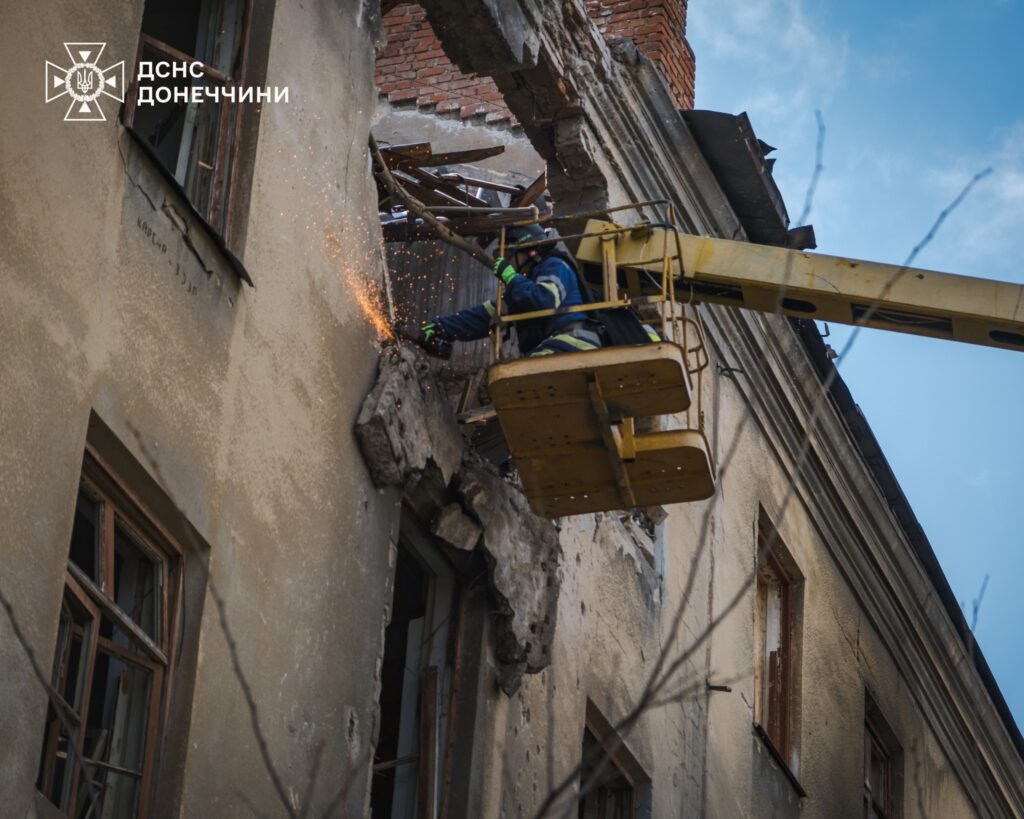 У Краматорську рятувальники демонтували аварійні конструкції будинку, у який раніше влучив дрон росіян