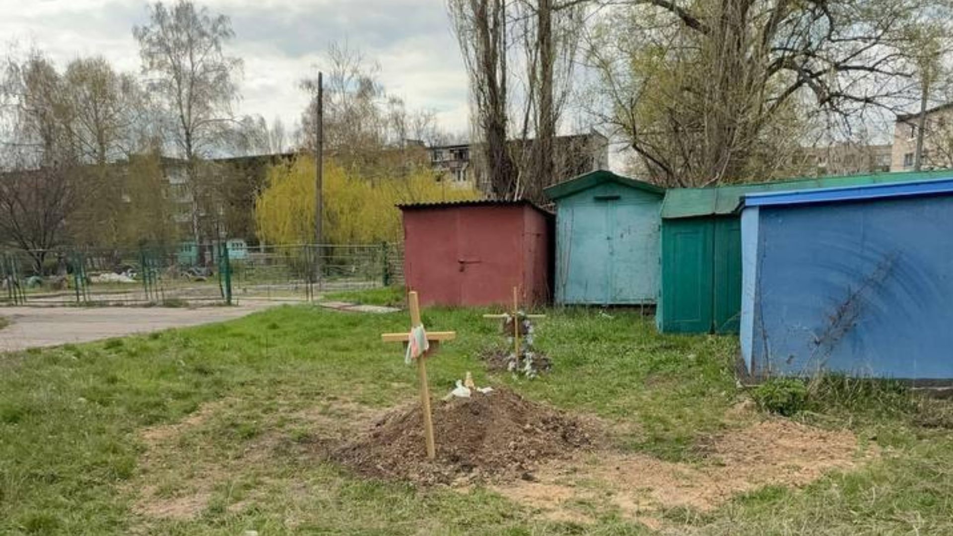 Могили у дворах та порожні будинки. Що зараз відбувається у Покровську та як виглядає місто