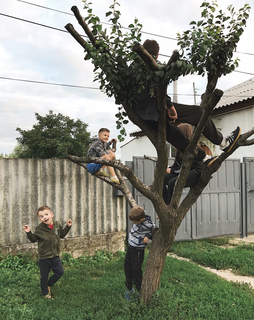 Старобільськ у кадрі: фотограф поділився унікальними фото окупованого міста та історією створення альбому